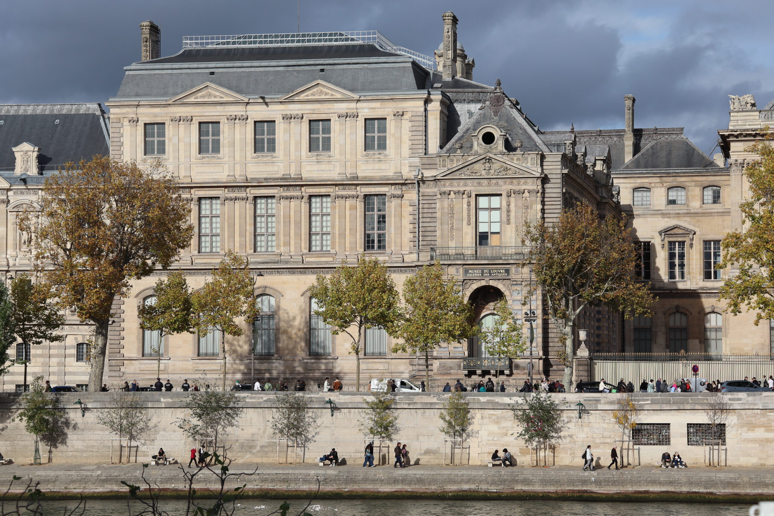 Fenêtre sur cours : Braquage au Louvre